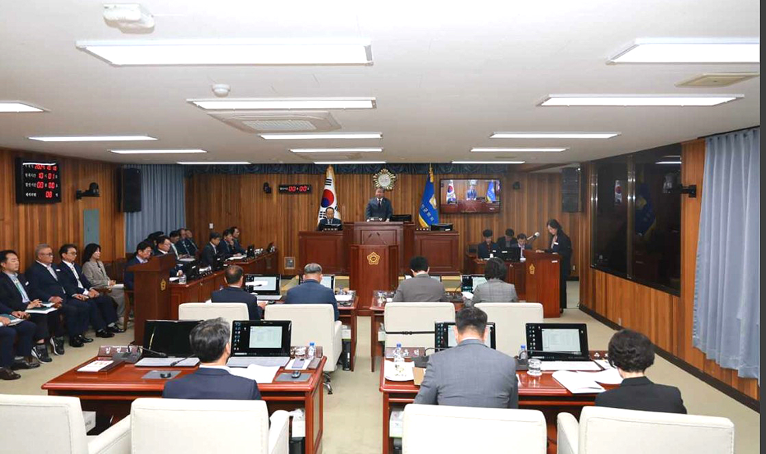 김정희 의장이  제279회 임시회 개회사를 하고 있다(울진군 의회제공)