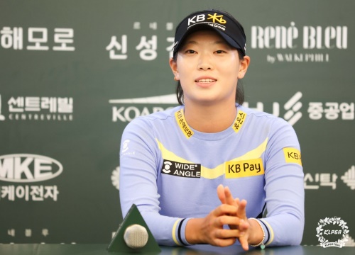 1라운드를 공동 선두로 마친 뒤 인터뷰중인 방신실. [사진=KLPGA]