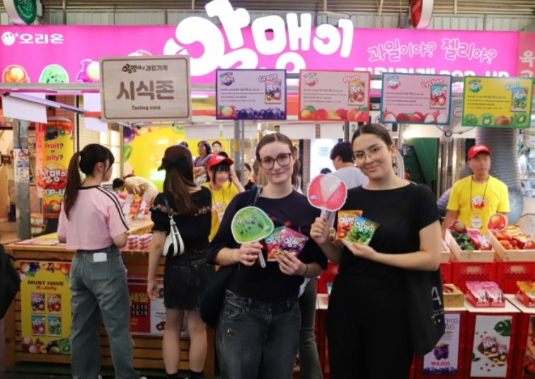 오리온이 서울 종로구 광장시장에 선보인 ‘알맹이네 과일가게’ 팝업스토어. [오리온 제공]