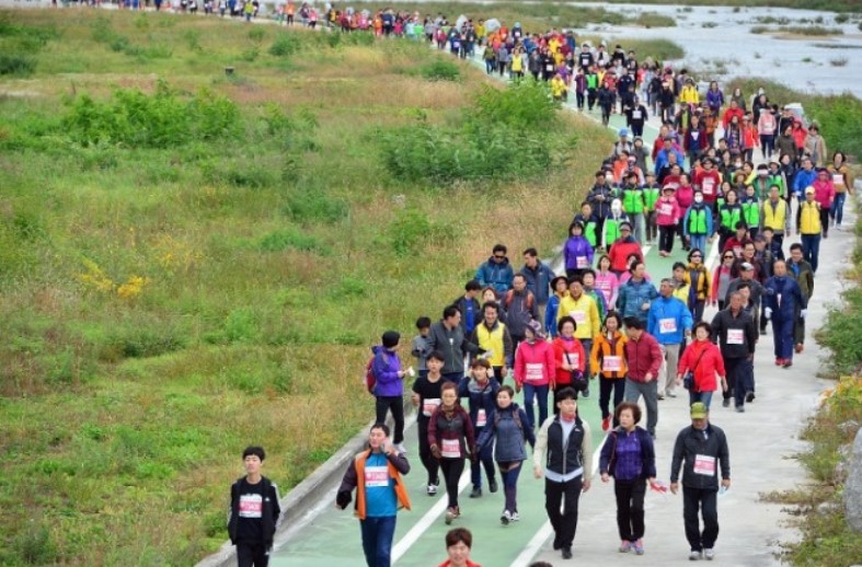 걷기대회에 참여한 시민들이 서천둔치를 걸으며 축억을 만들고 있다.(영주시 제공)