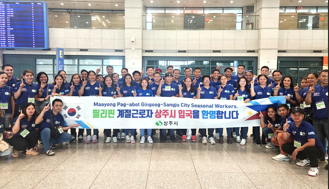 상주시가 필리핀 계절근로자 입국 환영식을 하고 있다, (상주시 제공)