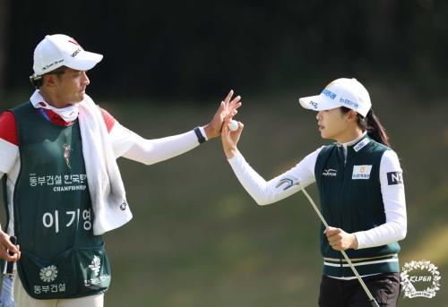 9번 홀에서 버디를 잡은 후 캐디와 기쁨을 나누고 있는 이가영. [사진=KLPGA]