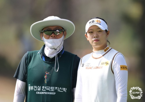 캐디로 나선 부친과 함께 코스 공략을 고심중인 방신실. [사진=KLPGA]