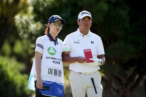 이동환이 1번 홀에서 캐디와 함께 홀 공략을 상의하고 있다. [사진=KPGA]