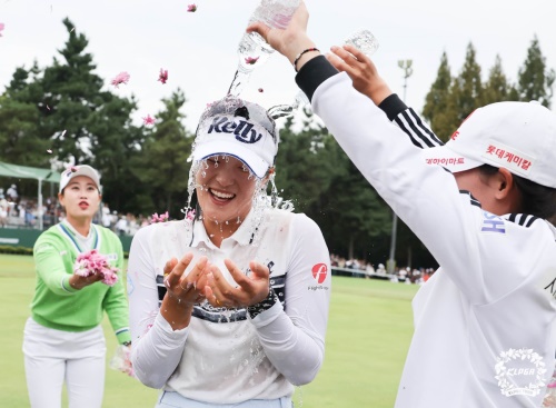 우승 직후 지한솔과 황유민 등 동료들의 축하 세례를 받고 있는 김민별. [사진=KLPGA]
