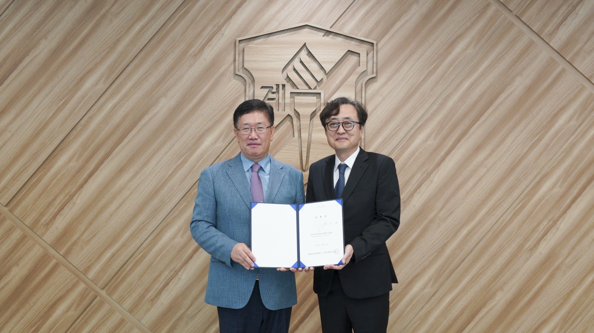 김재현 산학협력단장과 대구어린이세상 제2대 최주환 관장(오른쪽).[계명문화대 제공]