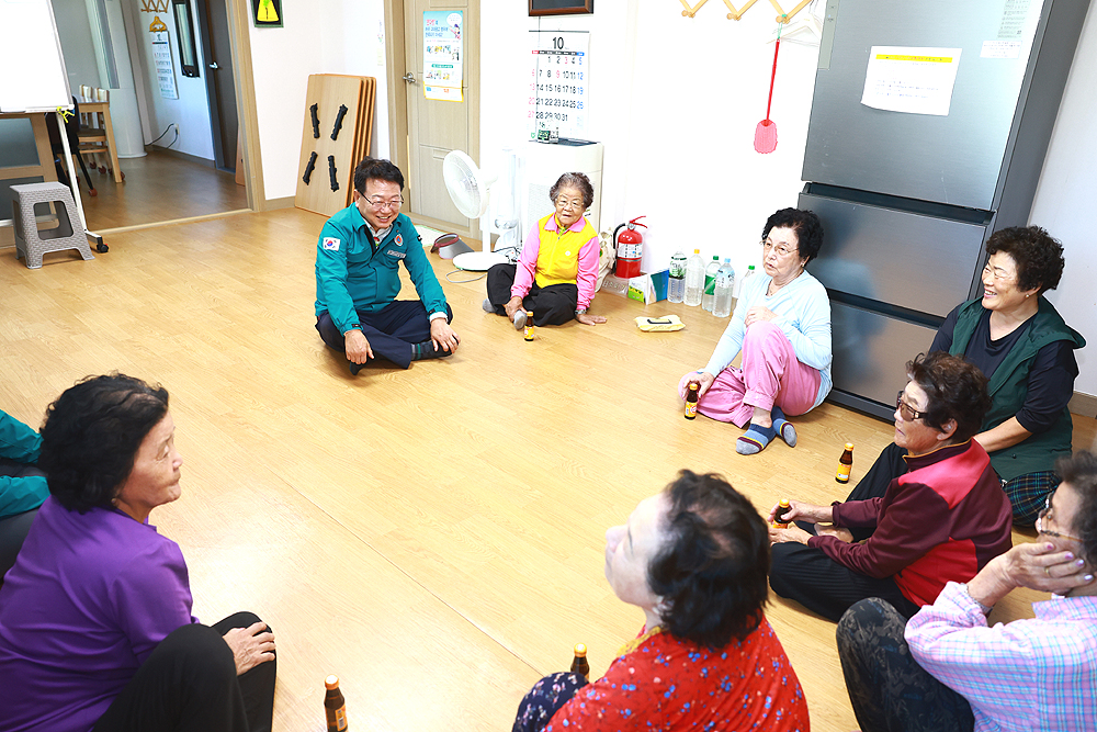 손병복 울진군수가 경로당을 방문해 어르신들이 불편하거나 필요한 것은 없는지 두루 살펴본후  대화하고 있다(울진군 제공)