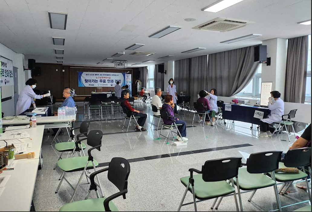 울릉군이 한국실명예방재단과 연계해 60세 이상 지역주민 120여 명을 대상으로 무료 안(眼) 검진을 실시했다(울릉군 제공)