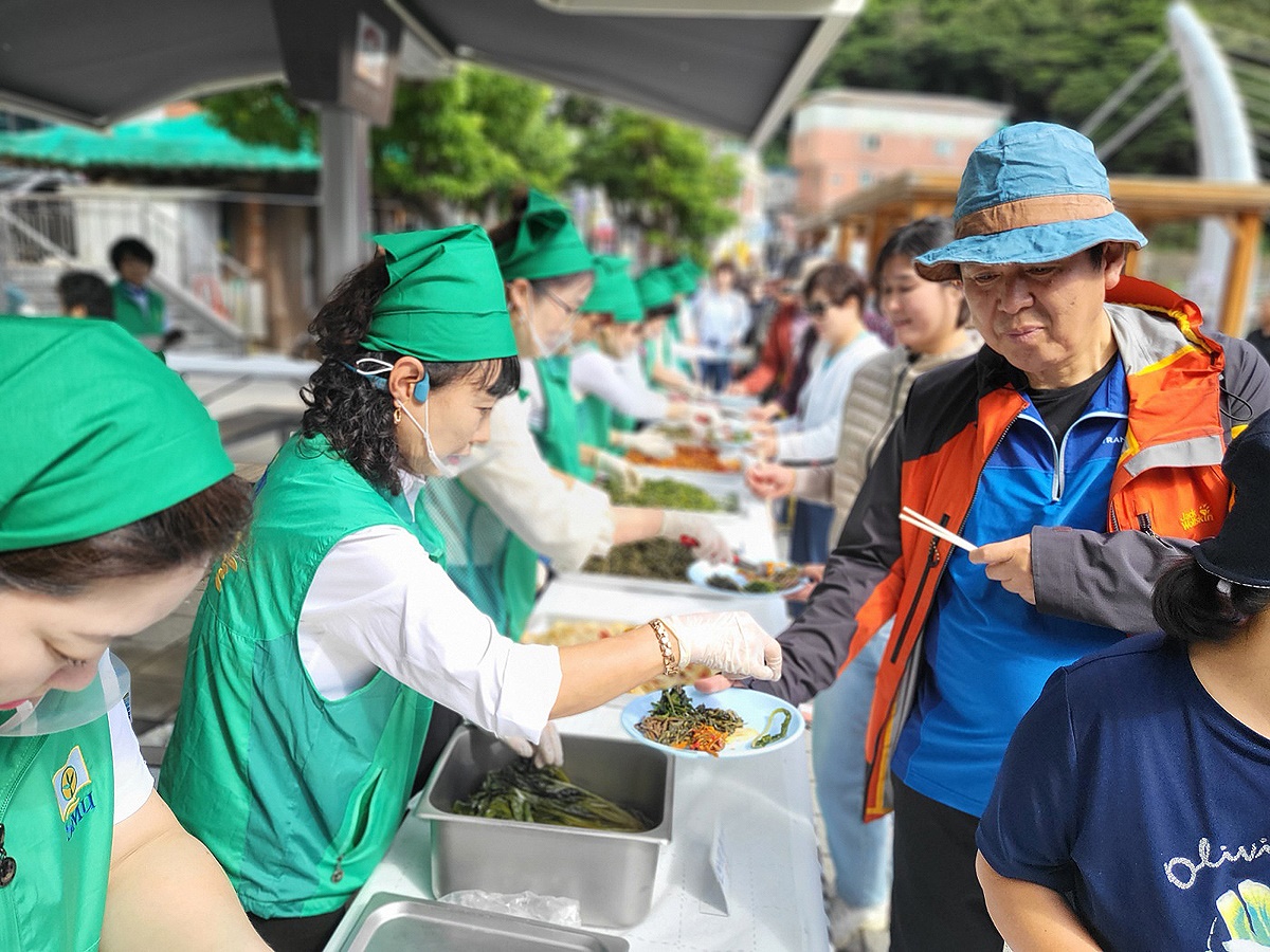 울릉도 산채를 맛보기 위해 관광객들이 긴 줄을 서서 배식을 받고 있다(울릉군 새마을회 제공)