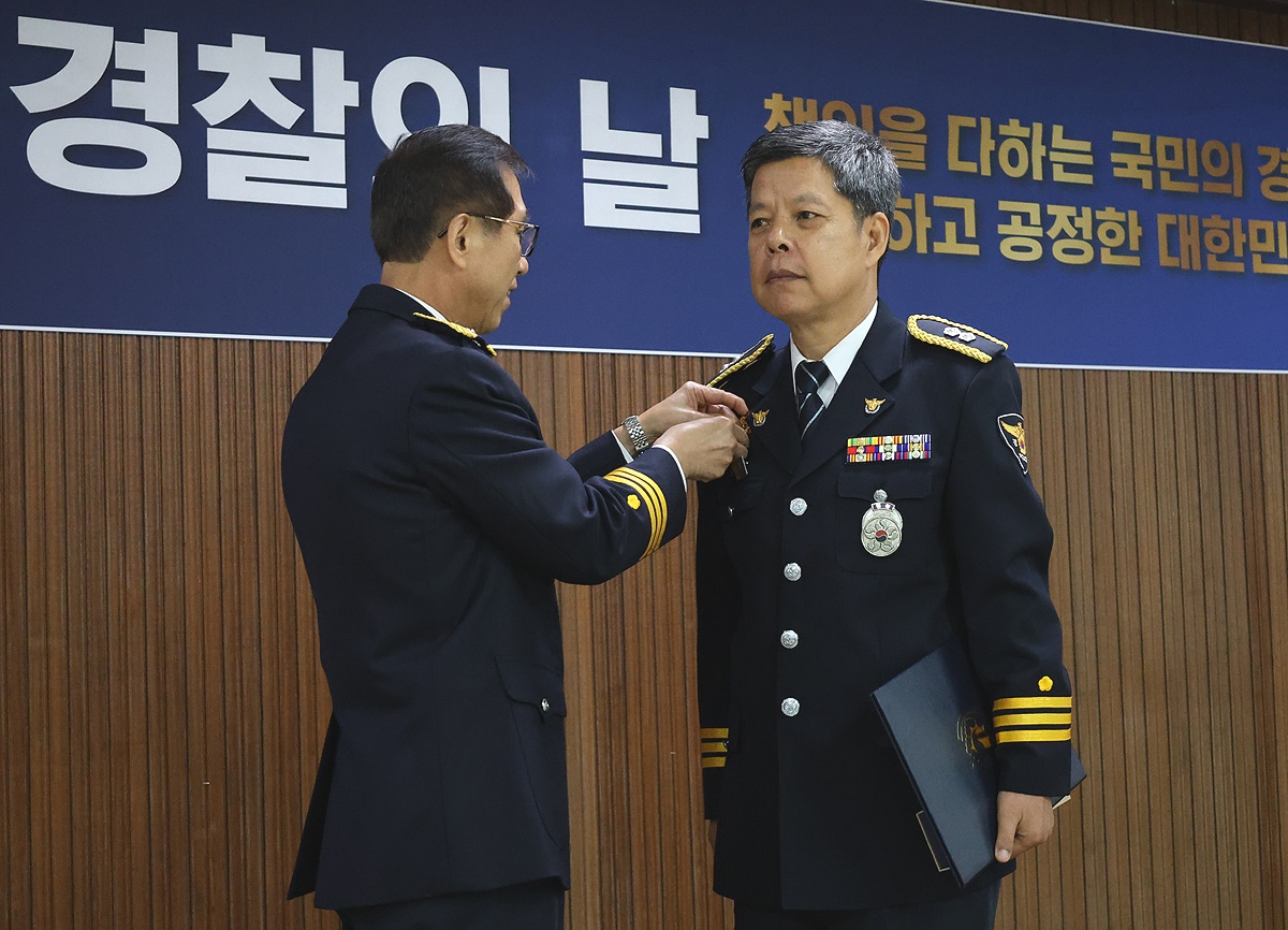 김기태 예전 경찰서장이 정진원(오른쪽)경비안보과장에게 대통령 표창을  전수하고 있다(예천경찰서 제공)