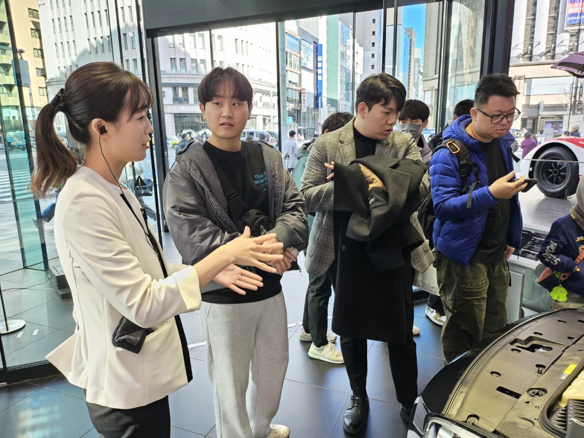영진전문대 일본반도체전자반의 지난해 일본 연수 중 닛산자동차 견학 모습.[영진전문대 제공]