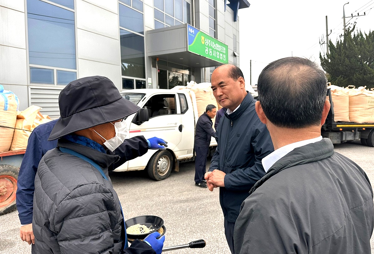 강영석 상주시장이  2024년산 공공비축미 매입현장을 찾아나서 한해동안 고생한 농민들을 위로하고 있다(상주시 제공)