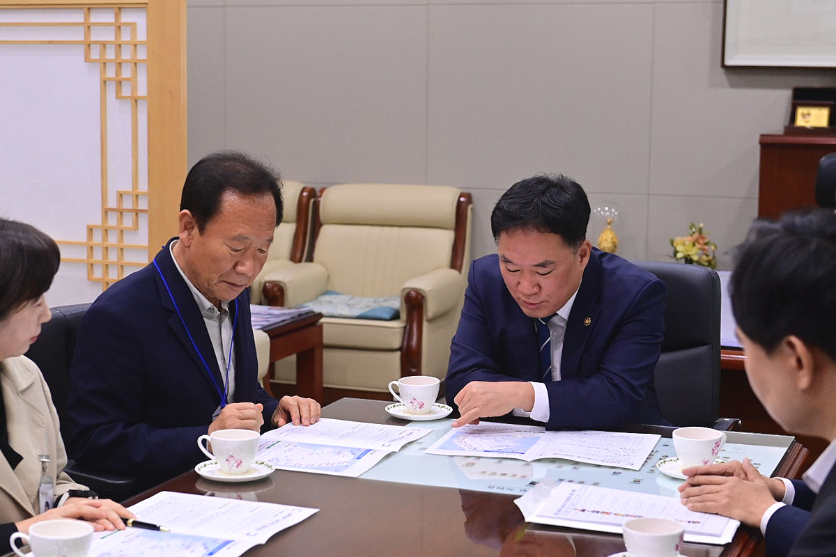 박현국 봉화군수가 국토부 제2차관과  면담하고 있다. (봉화군 제공)