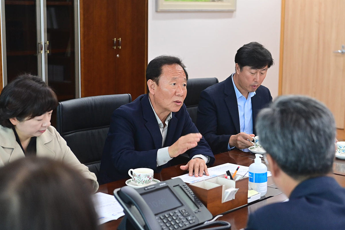 박현국 봉화군수가 국토부 산하 연구기관인 국토연구원을 방문해 남북 9축 고속도로 조기 건설을 적극 건의하고 있다. (봉화군 제공)