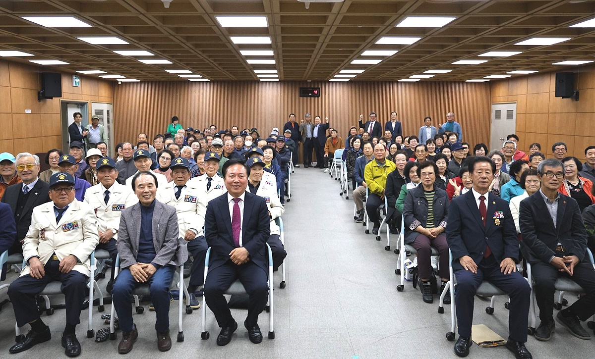 권기창 안동시장(왼쪽앞줄 오른쪽)이  보훈.안보단체 회원 120명을 대상으로 ‘민선 8기 공감과 소통’을 진행한후 기념사진을 찍고 있다(안동시 제공)