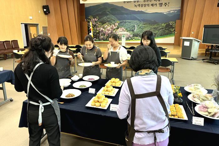 퓨전 향토 음식을 행사 참석자들이 맛보고 있다. (영주시 제공)