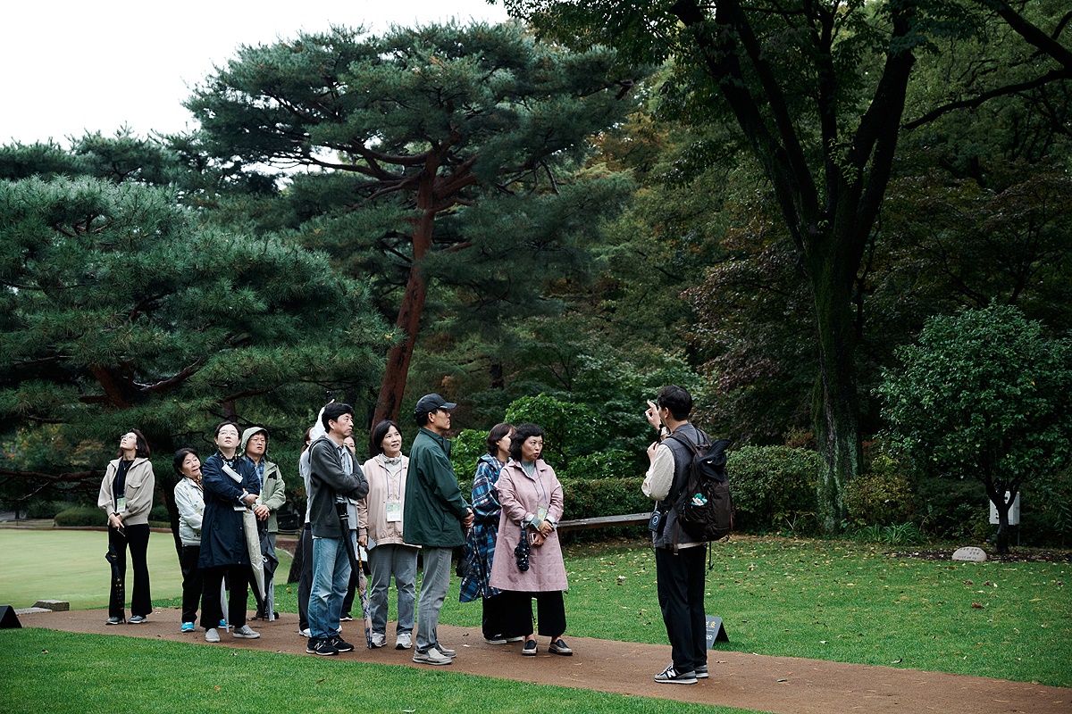 국립산림치유원이 , 청와대 방문객에게 ‘느리게 걷는 청숲길’을 운영해 좋은 반응을 얻었다(국립산림치유원제공)