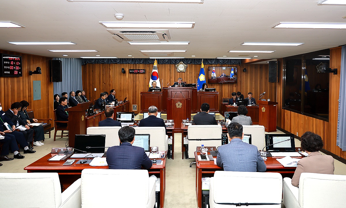 김정희 울진군 의회 의장이 제279회 임시회 폐회를 선언하고 있다(울진군의회 제공)