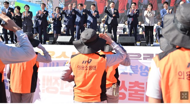 제3회 하나되는 의용소방대 어울림대축제가 칠곡군종합운동장에서 21개 소방서 402개 의용소방대 5000여명이 참석한 가운데 개최됐다.