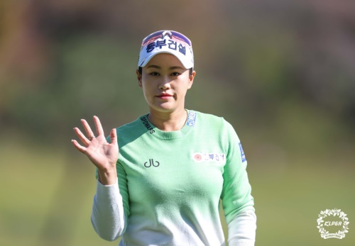 2번 홀 버디 후 갤러리에게 인사하는 지한솔. [사진=KLPGA]