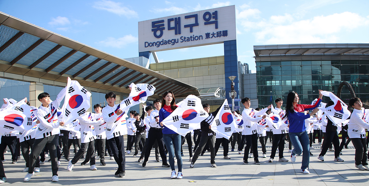 대구시가 25일 동대구역 박정희광장에서 독도사랑 플래시몹을 펼치고 있다.[대구시 제공]