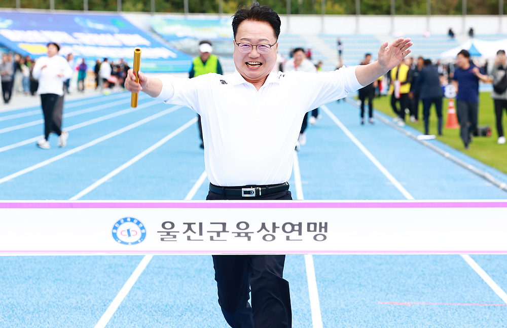 26일 경북 울진군종합운동장에서 펼쳐진 '제51회 울진군민한마음체육대회' 직장부 400m 계주에서 손병복군수가 골인하고 있다(울진군 제공)