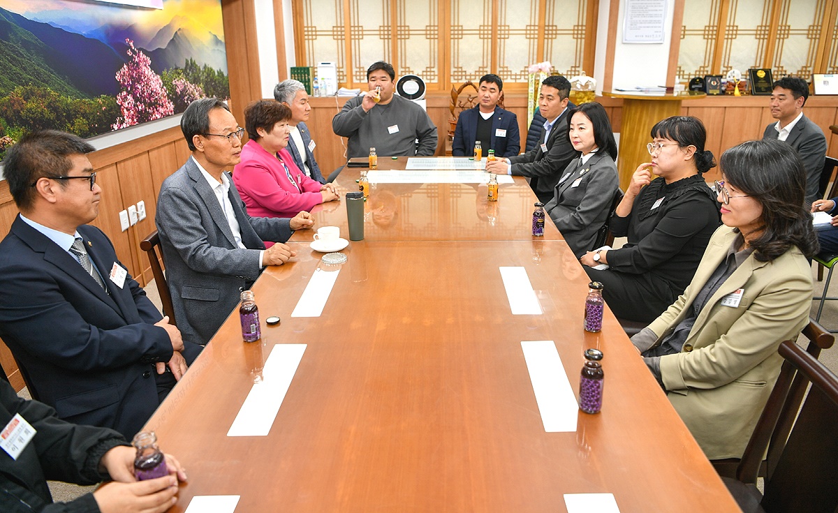 박남서 영주시장과 영주시 라이온스클럽 임원들이  시 발전을 위한 의견을 교환하고 있다(영주시 제공)