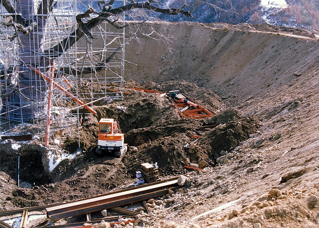 안동용계리 은행나무 구출작전은 1990년부터 4년의 긴 시간이 걸렸으며, 23억원이란 거액이 투입됐다(안동시 제공)