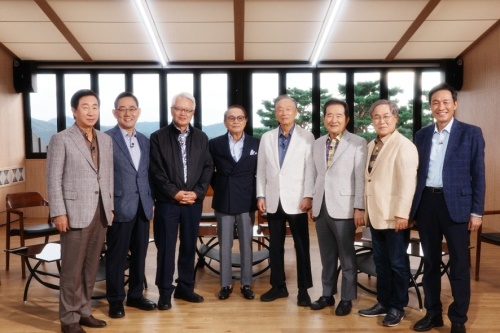 여야 골프 대결을 펼친 원로 정치인 8명이 기념촬영을 했다. [사진=JTBC골프 제공]