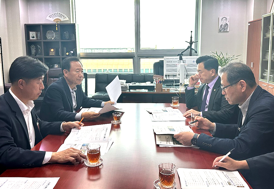 박현국 봉화군수가 국회 문화체육관광위원회 소속인  김승수 의원실을  방문해 K-베트남 밸리 조성사업의 관광 및 콘텐츠 개발 지원을 요청했다(봉화군 제공)