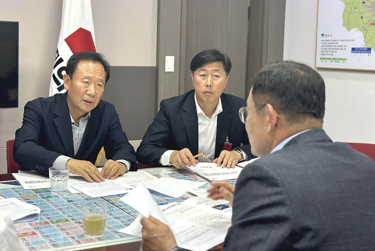박현국 봉화군수가 임종득 국회의원실을 찾아 국비사업의 필요성을 설명하고 있다. (봉화군 제공)