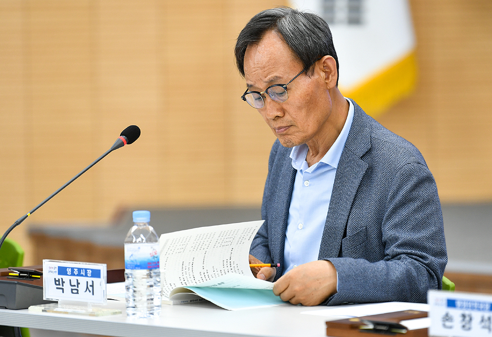 박남서 영주시장이  공약사항 추진경과를  점검하고 있다(영주시 제공)