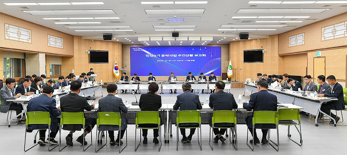 30일 영주시가   시청 강당에서 열린 ‘민선 8기 공약사업 추진상황 보고회’에서  공약사업의 현황을 점검하고 문제점과 개선 방안을 논의하고 있다(영주시 제공)