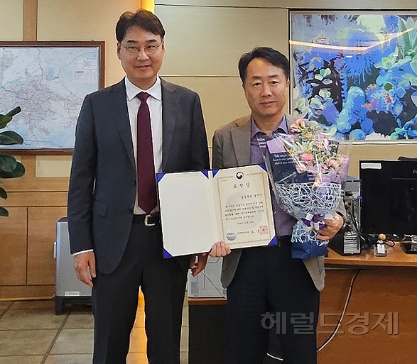 울진군이 중소벤처기업부로부터 전통시장 및 상점과 활성화 유공 표창을 수여받은 후 기념사진을 찍고 있다. (울진군 제공)