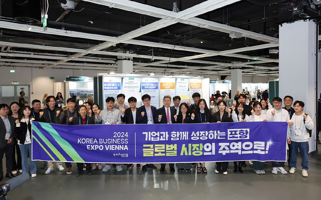 포항시가 29일부터 30일까지 오스트리아 빈에서 개최된 제28차 세계한인경제인대회인 2024 코리아 비즈니스 엑스포 비엔나에서 포항시 홍보관을 운영하고 있다. 사진은 홍보관 앞에서 관계자들이 기념사진을 찍고있다(포항시 제공)