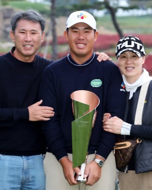 지난 27일 제네시스챔피언십 우승 직후의 안변훈 가족. 왼쪽부터 아버지 안재형, 안병훈, 어머니 자오즈민. [사진=안재형 제공]