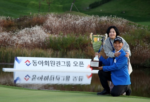 아내 신수현 씨와 함께 우승 트로피를 들고 포즈를 취한 이동민. [사진=KPGA]