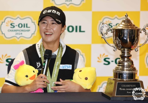 우승 인터뷰 도중 활짝 웃고 있는 마다솜. [사진=KLPGA]