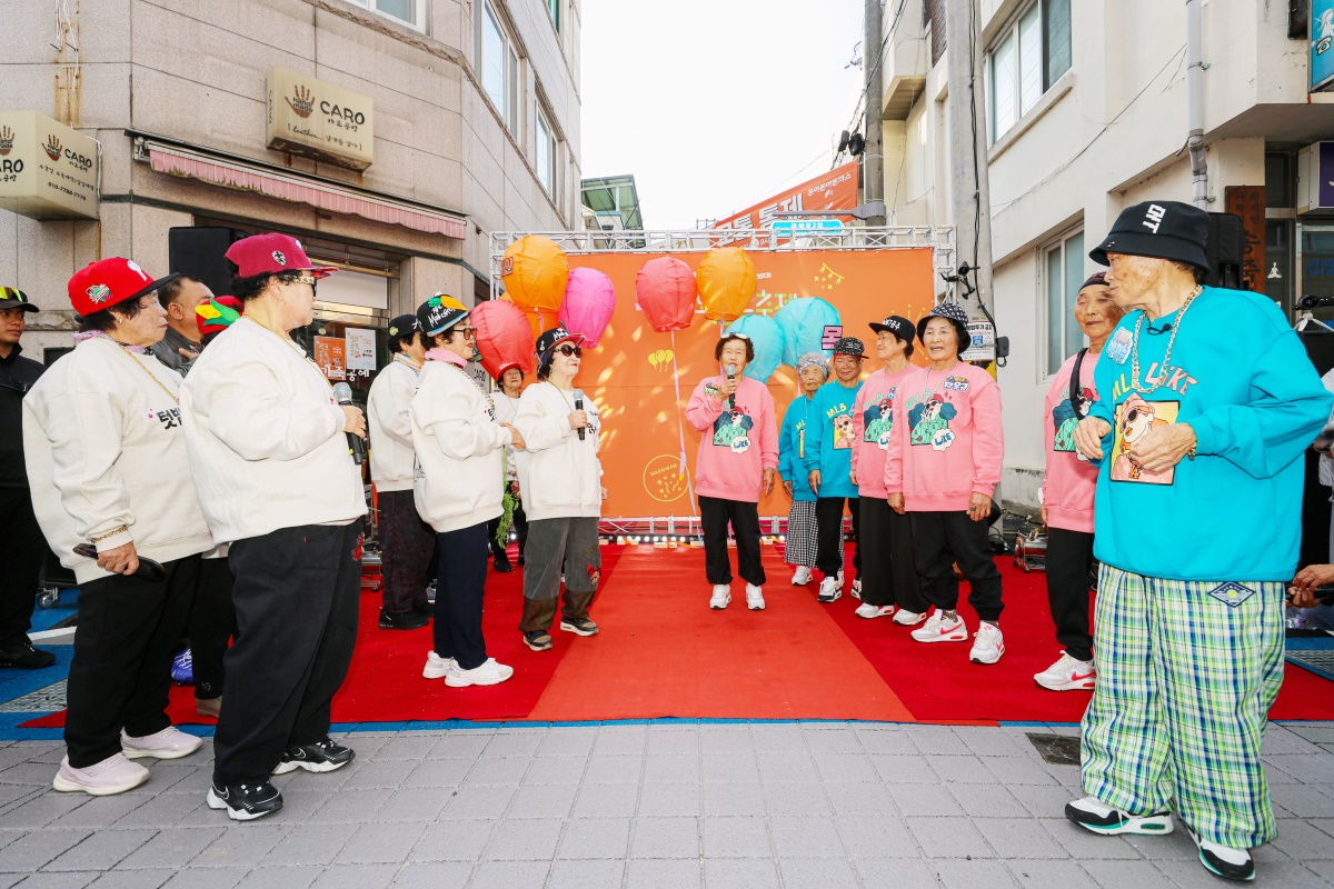 쇼미 더 할머니 대회서 텃밭 왕언니와(왼쪽)와 수니와칠공주가 팽팽한 대결을 펼치고 있다.[칠곡군 제공]
