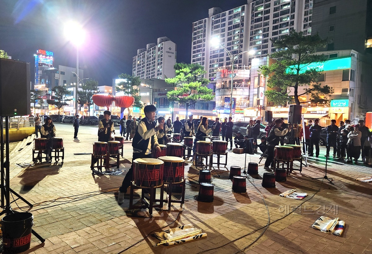 울릉 독도리 난타공연단이 10일 오후 6시부터 포항영일대 해수욕장 한신포차 맞은편 특설무대에서 포항시민들과 함께하는 울릉사랑 독도사랑 공연을 펼쳐 관객들의 호응을 얻으며 뜨거운 현지 반응을 이끌어냈다.
