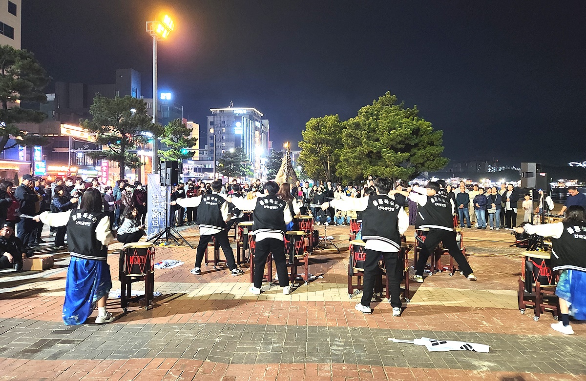 울릉 독도리 난타공연단 이 10일오후 6시부터 포항영일대 해수욕장 한신포차 맞은편 특설무대에서 포항시민들과 함께하는 울릉사랑 독도사랑 공연을 펼쳐 관객들의 호응을 얻으며 뜨거운 현지 반응을 이끌어냈다.