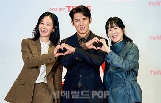 권유리, 고수, 백지연/사진제공=tvN