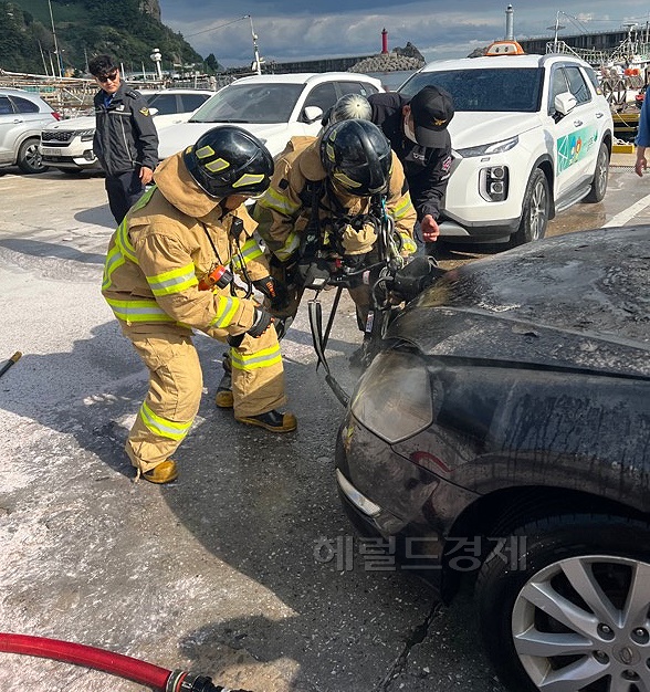 11일 오전 11시 20분쯤 울릉군 울릉읍 저동 동해해경 울릉파출소 인근 어판장에 주차하던 차량에 불이나 소방대원들이출동해 불을 꺼고 있다(포항남부소방서 제공)