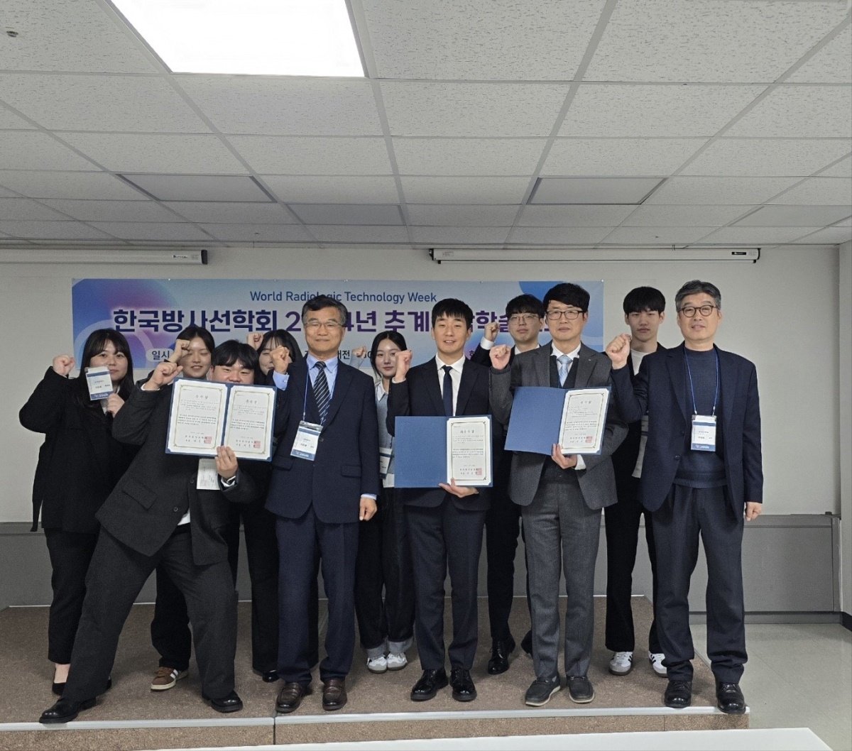 지난 9일 '2024 한국방사선학회 추계학술대회'에서 최우수상과 우수상을 수상한 대구보건대 방사선학과 재학생들과 박정규 교수가 수상 후 기념 촬영을 하고 있다.[대구보건대 제공]