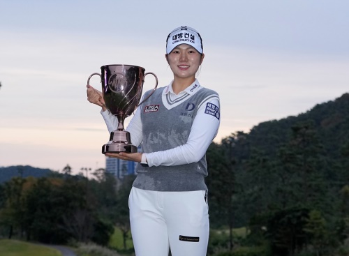 우승 트로피를 들고 포즈를 취한 김민선7. [사진=조원범]