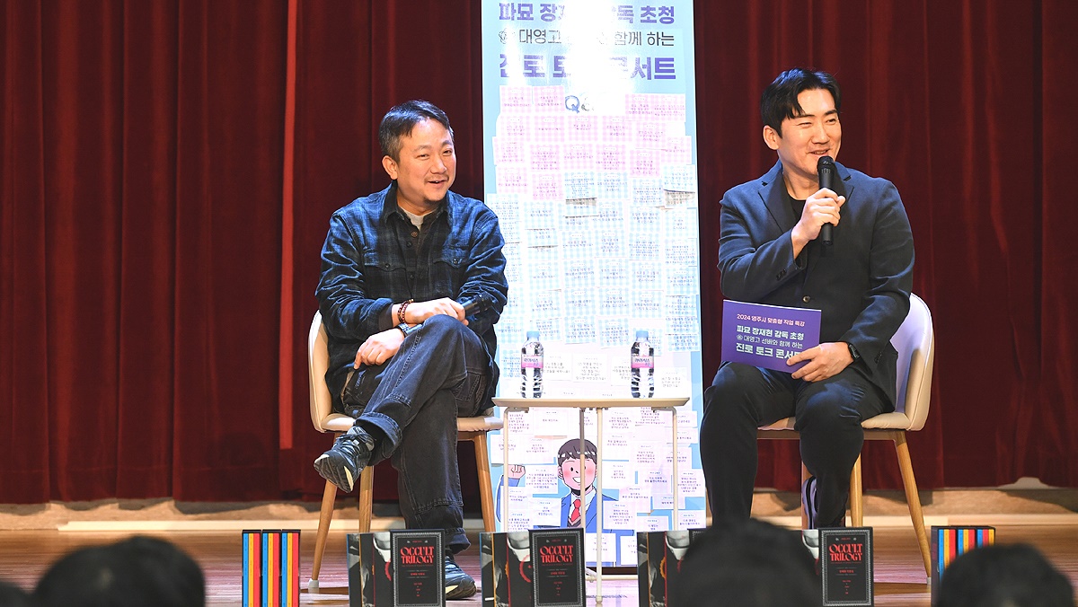 장재현 감독(왼쪽)이 후배들을 대상으로 토크콘서트를 진행하고 있다. (영주시 제공)
