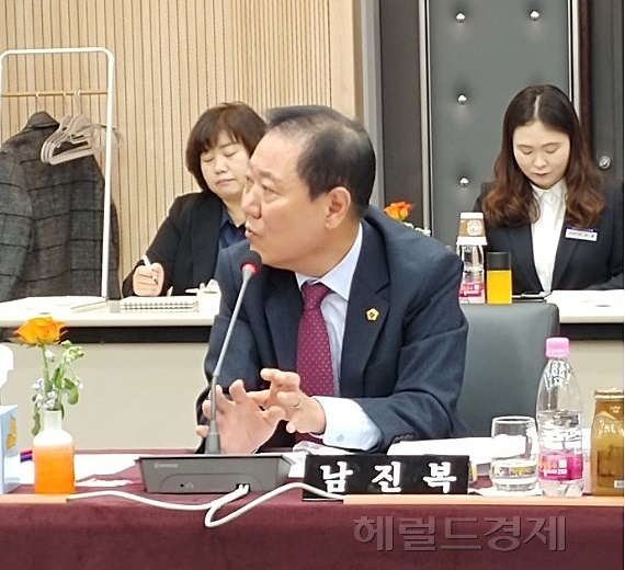 남진복 의원이 행정사무감사에서 발언하고 있다(경북도의회 제공)