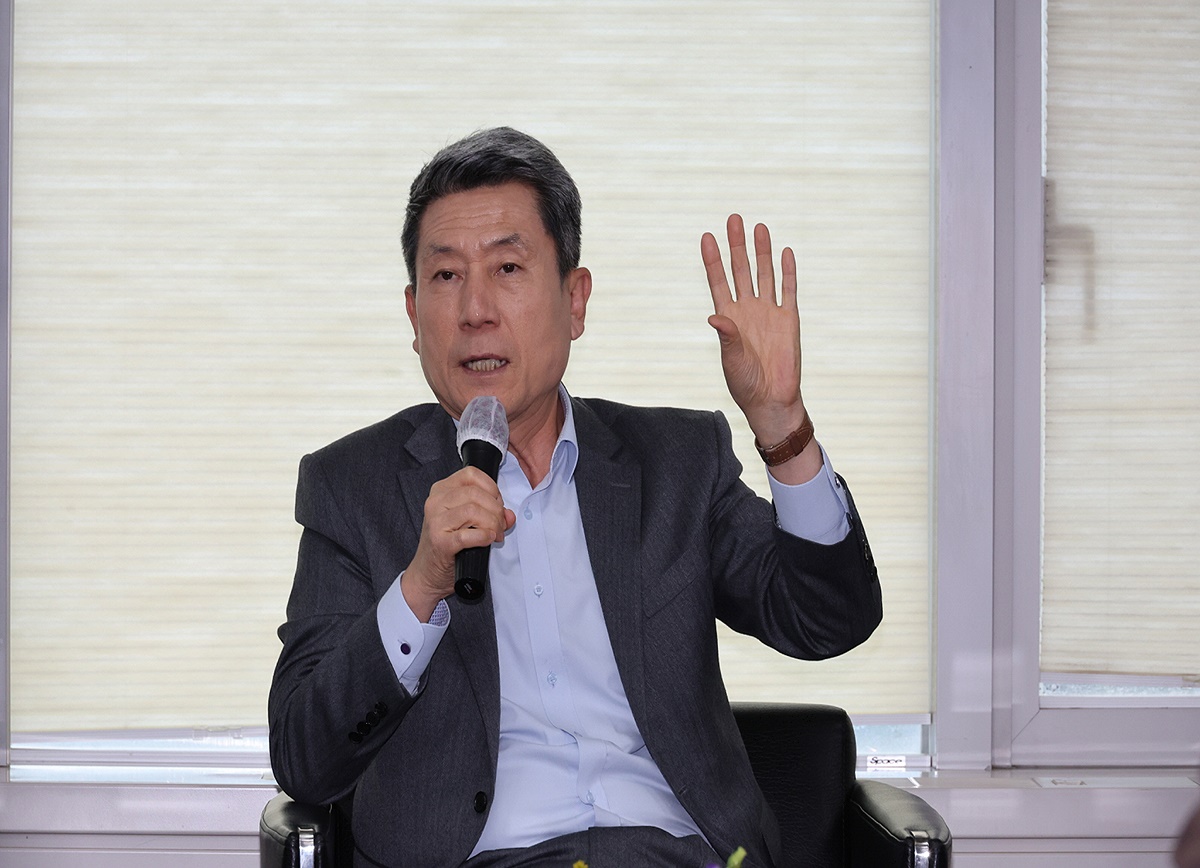 이강덕 포항시장이 19일 시청 브리핑룸을 방문해 해외 출장 성과 등을 설명하고 있다. (포항시 제공)