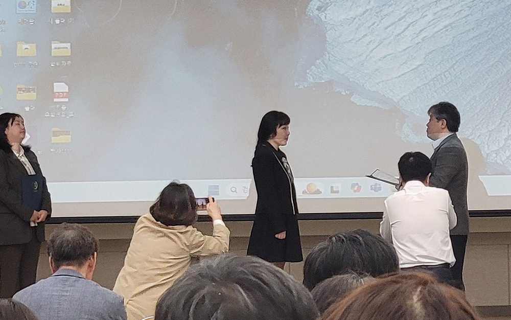 학문후속세대 구두발표 우수상을 대표로 수상하는 문산원 윤선혜 박사과정생(국립안동대 제공)