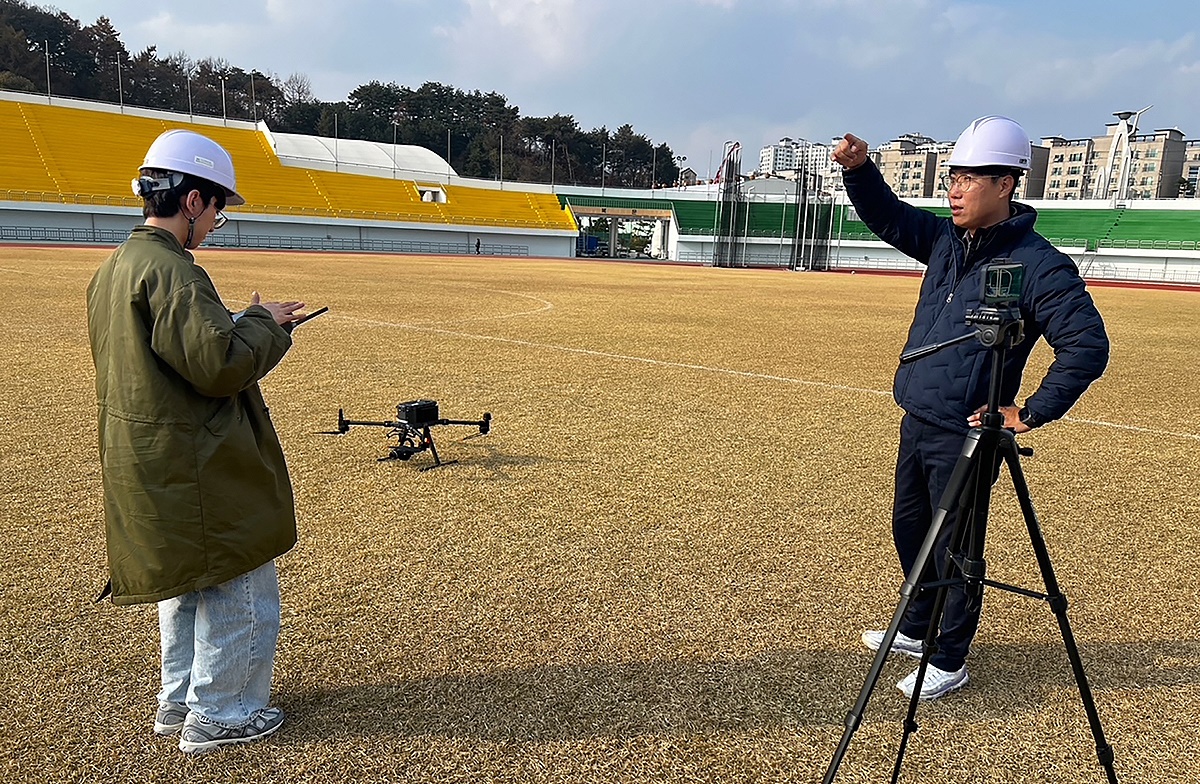 영주시 직원들이 드론 조작 훈련을 하고 있다(영주시 제공)